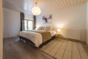 a bedroom with a large bed in a room at Renovated Triplex House 8 guests Orelle in Orelle