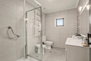 ein Badezimmer mit Dusche, Toilette und Waschbecken in der Unterkunft Cantinho Do Préstimo in Águeda + 24 Fotos