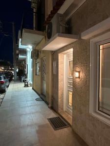 an empty street at night with a light on a building at Prime 27 Luxury Studio in Lavrio