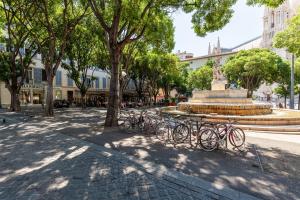 a group of bikes parked next to a fountain at Chambres D'hôtes Chez Marie in Marseille