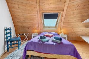 a bedroom with a bed in a wooden cabin at Les Dômes Du Ponant in Plouguerneau