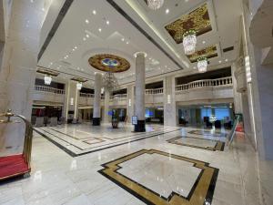 a lobby of a building with a chandelier at Gloria Hotel in Polana Caniço "A"