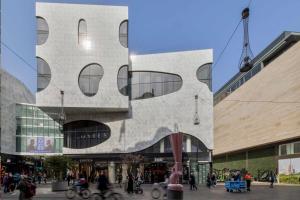 a building with people walking in front of it at COVE Centrum in The Hague