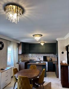 a kitchen with a wooden table and a dining room at Dubai Apartment I in Veternik