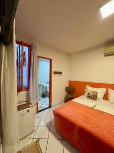 a hotel room with a bed and a bathroom at Pousada Mirante das Fitas in Arraial d'Ajuda