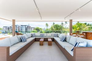ein Wohnzimmer mit einer großen Couch auf einem Balkon in der Unterkunft Malia Beach 302 D - Muro Alto - Porto de Galinhas in Porto De Galinhas