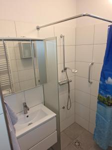 a bathroom with a sink and a shower at Ernies Gartentraum in Mattsee