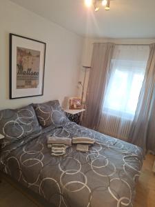 a bedroom with a bed and a window at Ernies Gartentraum in Mattsee