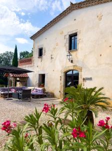 an external view of a building with pink flowers at B&B El Ranxo in Franciach