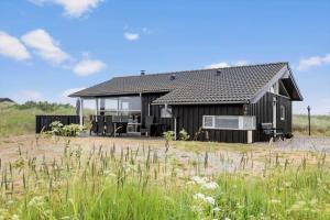 a black house in the middle of a field at LN1954-Hirtshals-Harestien-27 in Hirtshals