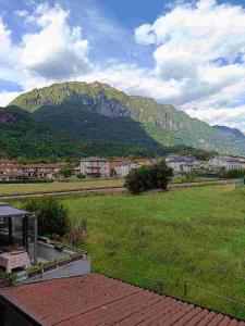 a view of a mountain from the roof of a house at Locazione breve LE ROSE in Darfo