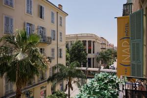 Blick auf eine Stadt mit Gebäuden und einem Zug in der Unterkunft Hotel Nap By HappyCulture in Nizza