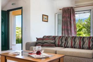 a living room with a couch and a table at Villa Zeus in Spartià