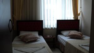 Ein Bett oder Betten in einem Zimmer der Unterkunft Yavuz Hotel