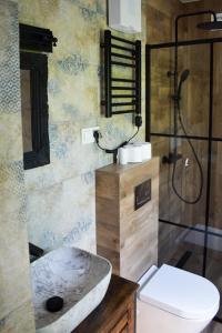 a bathroom with a sink and a toilet and a shower at Apartament Antracytowe Wrota 3 in Boguszów-Gorce