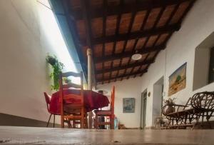 a room with chairs and tables and a ceiling at La Casa de Lalo in Cafayate