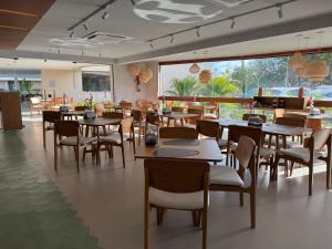 ein Restaurant mit Tischen und Stühlen in einem Raum in der Unterkunft Malia Beach 302 D - Muro Alto - Porto de Galinhas in Porto De Galinhas