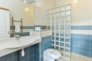 a bathroom with a sink and a toilet at Single Fin Hotel & Lodge in Mimizan-Plage +48 photos
