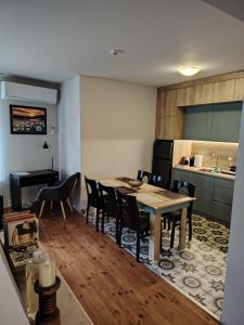 a kitchen and dining room with a table and chairs at Villa Deja Vu Private Jacuzzi & Sauna, Fireplace, 3 Bedrooms, near Bansko in Razlog