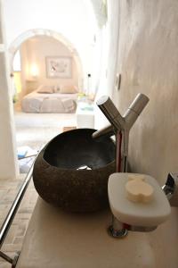 a bathroom with a black sink in a room at Dar Bibine in Erriadh