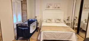 a small bedroom with a bed in a room at A Casa de Meli in Muros