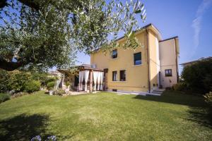 an exterior view of a house with a yard at Small Guesthouse in Bussolengo