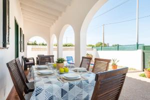 a dining room with a table and chairs at Villa Dulcesol by Villa Select in Alaior