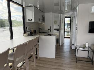 a kitchen and dining room with a table and chairs at Design-Hausboot am Rheinsteig in Lorch am Rhein