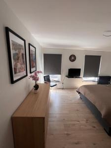 ein Schlafzimmer mit einem Bett und einem Tisch mit Blumen darauf in der Unterkunft Studio CENTRAL 156 in Boussu