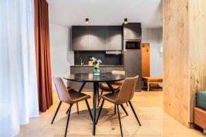 a kitchen and dining room with a table and chairs at Ciasa Anteriol in San Cassiano