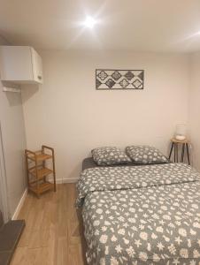a small bedroom with a bed and a chair at Studio charmant in Sedan
