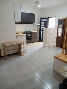 a kitchen with a tiled floor in a room at L'hospitalité in Thies