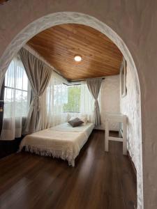 a bedroom with a bed in a stone archway at Vereda San Jorge Chalet in Zipaquirá +4 photos
