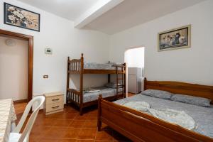 a bedroom with two beds and a bunk bed at Vila Pushimi Klaudio in Velipojë