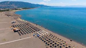 an aerial view of a beach with umbrellas at Vila Pushimi Klaudio in Velipojë +8 photos