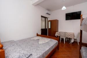 a bedroom with a bed and a table at Vila Pushimi Klaudio in Velipojë