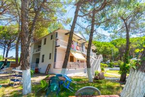 a house with trees in front of it at Vila Pushimi Klaudio in Velipojë