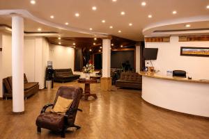 a lobby with a waiting room with a chair and a bar at Hotel PUENTE PIEDRA PARK in Villa de Leyva
