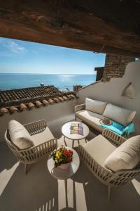 a balcony with wicker furniture and a view of the ocean at Dimora Guidi Tordini in Grottammare