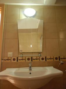 a bathroom with a sink and a mirror at Maviev Otel in Çeşme