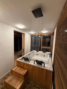 a bathroom with a bath tub in a room at Monte Waïa in Guasca