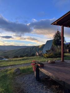 a wooden bench sitting on top of a field at Monte Waïa in Guasca +6 photos