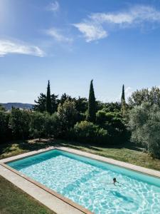 a swimming pool in the yard of a house at Agriturismo Poderino in Cinigiano