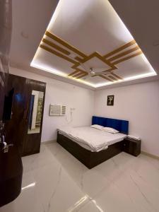 a bedroom with a bed and a ceiling at Roshan's INN Hotel in Patna
