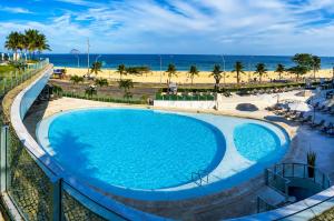 a view of a swimming pool and the beach at Hotel Nacional in Rio de Janeiro