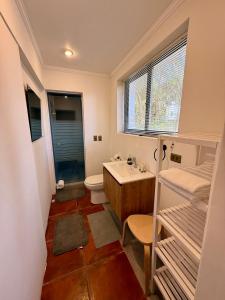 a bathroom with a sink and a toilet at Hotel Green en Marbella in Maitencillo