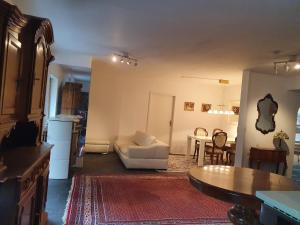 a living room with a couch and a table at Sleep & Go - Sechsbettzimmer inkl 2 Luftbetten mit Gemeinschaftsbad in Sonthofen