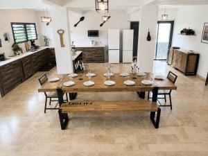 a dining room with a table and a kitchen at L'Escapade Volcanique in Sainte-Rose
