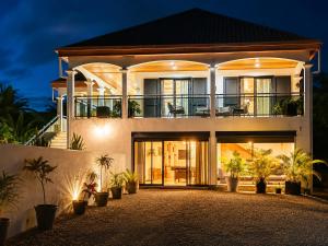 an image of a house at night at L'Escapade Volcanique in Sainte-Rose