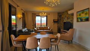 a living room with a wooden table and chairs at Bozburunvillas in Bozburun